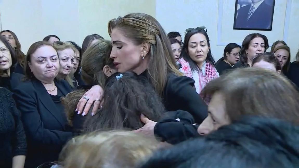 الملكة رانيا تقدم واجب العزاء بشهداء حمود في الكرك