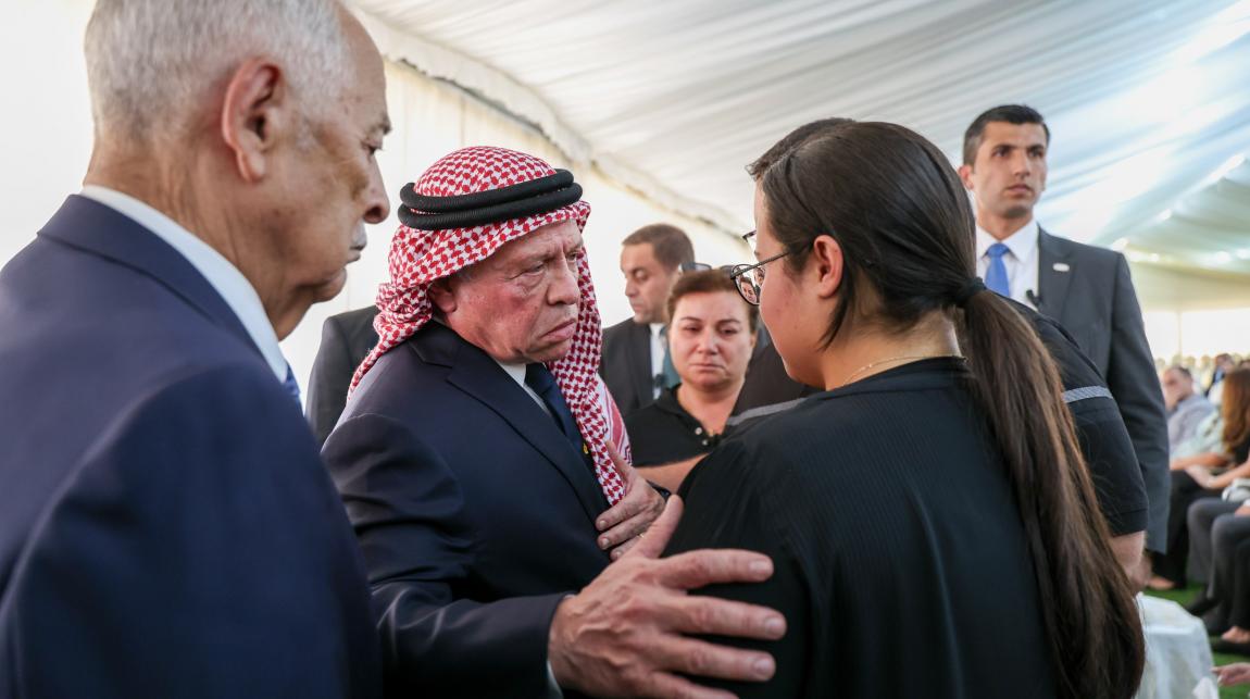 بالصور .. الملك يعزي بشهداء قرية حمود في الكرك