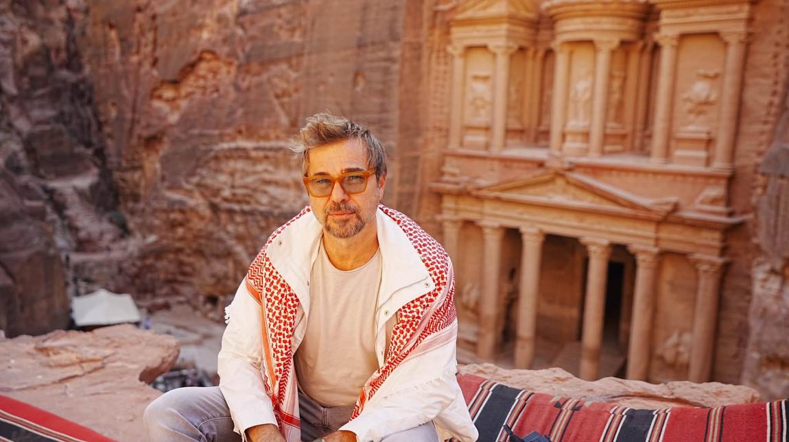 الفنان التركي إنجين آلتان دوزياتان 
