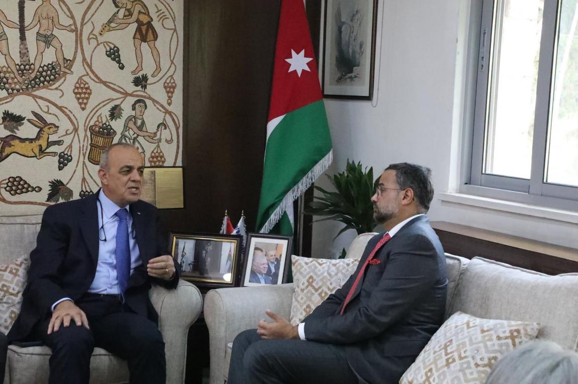 حجازين ورئيس مجلس إدارة هيئة السياحة البريطانية يبحثان تعزيز التعاون السياحي