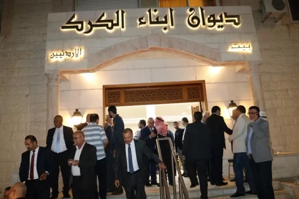 الأردنيون يتوافدون إلى ديوان أبناء الكرك لتقديم التعازي بشهداء كنيسة حمود